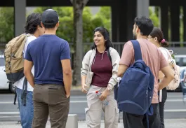 Groupe d’étudiants échangeant sur le campus emlyon lors d’une journée d’accueil, favorisant les rencontres et l’intégration à la communauté étudiante.