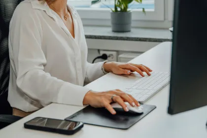 Une femme au bureau, devant l'ordinateur