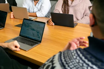 Plusieurs personnes devant leurs ordinateurs