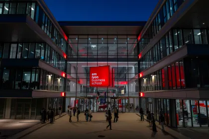 La vue aérienne de l’entrée Jean Jaurès d'emlyon business school