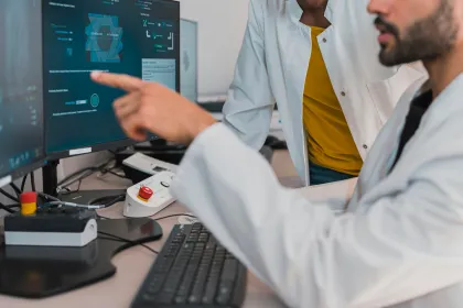 Deux médecins devant l'écran d'un ordinateur