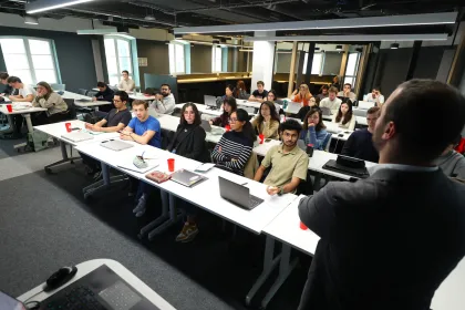 Quelle différence entre Master et Executive Master ? Les étudiants Master pendant une séance de cours