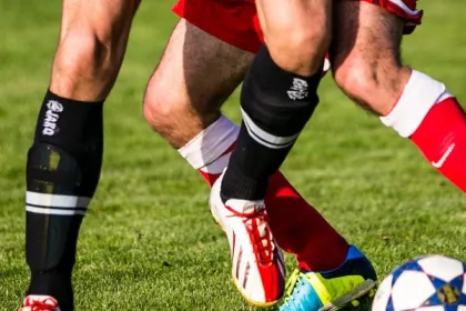 jambes footballeur ballon