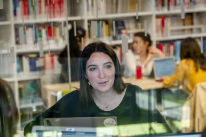 Etudiant à la bibliothèque