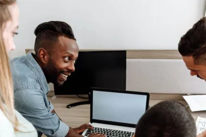 Personnes discutant