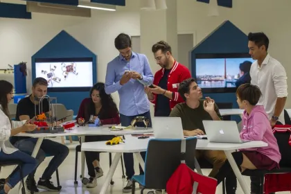 personnes dans le makers'lab