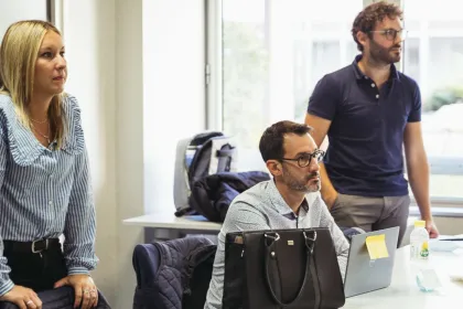 Groupe de travail autour d'une table