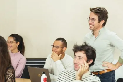 Personnes écoutant un cours