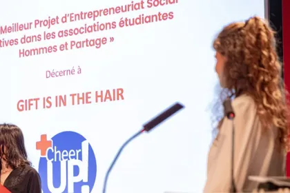 personne parlant au micro