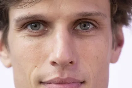 Les Coulisses du Management, premier ouvrage de Guillaume Carton, professeur de stratégie à emlyon business school, vient de paraître aux éditions Economica.