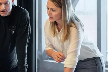 Dans un environnement commercial de plus en plus compétitif, la capacité d'une entreprise à réussir repose sur son agilité et l'optimisation de ses processus. Le sales enablement émerge comme une discipline stratégique essentielle, offrant aux équipes commerciales les outils, contenus et formations nécessaires pour améliorer leur efficacité.