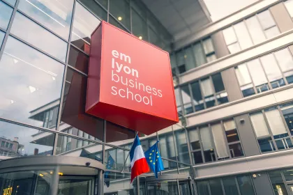 L’entrée du campus de Lyon, emlyon business school