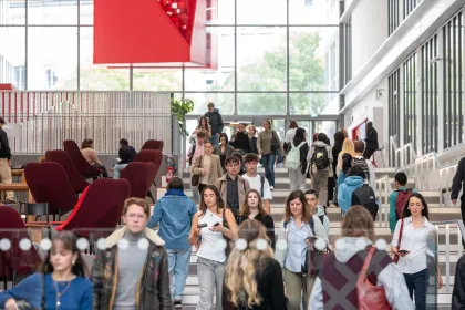 Un groupe d'étudiants d'emlyon