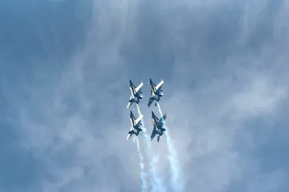 Quatre avions de l'armée volent dans le ciel