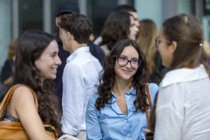 Some students of emlyon business school talking to each other outside the Lyon campus