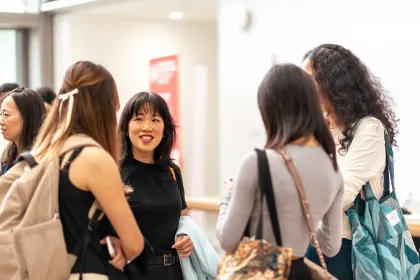 Des étudiantes à la rentreé des MS et MSc d'emlyon business school