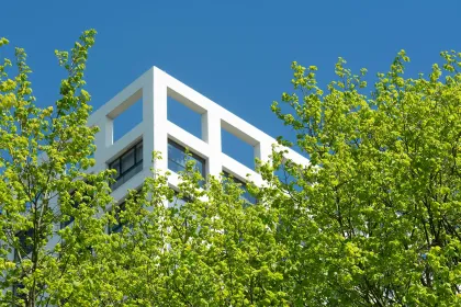 La façade d'un bâtiment