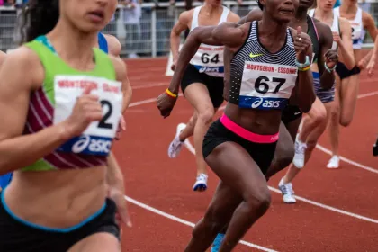 Une compétition de course féminine