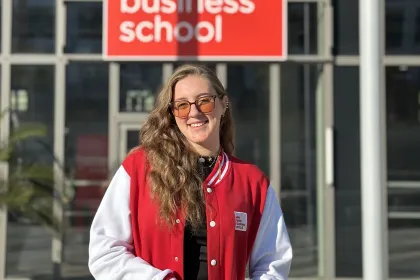 Elisa Anastasio (étudiante du MSc in Healthcare Innovation &amp; Data Science d'emlyon business school) posant devant l’entrée du campus de Lyon d'emlyon business school.