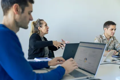 Formation en management général pour cadres, travail collaboratif en salle de cours, emlyon