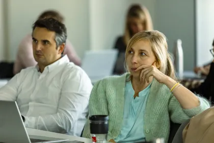 Formation executive MBA en salle de classe moderne, apprentissage du management général