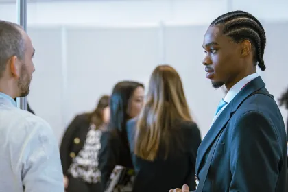 Participants échangeant lors d’un forum carrières, d’un événement de recrutement ou d’une rencontre professionnelle favorisant le développement du réseau et des opportunités de carrière.