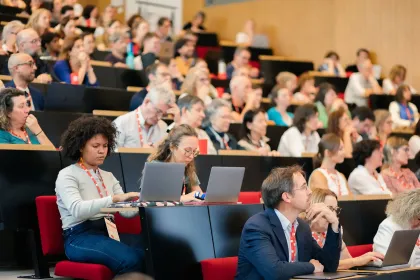 Public assistant à une conférence dans un amphithéâtre à emlyon business school