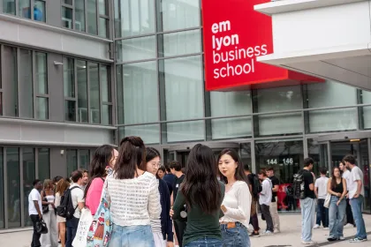 Étudiants devant l’entrée du campus emlyon business school