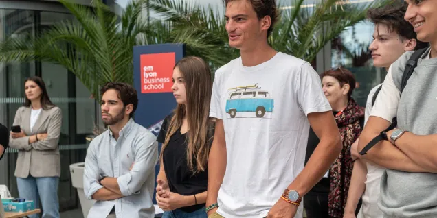 Étudiants d’emlyon lors des dispositif de rentrées autour de l’ODD 11. Étudiants d’emlyon lors des dispositif de rentrées autour de l’ODD 11.