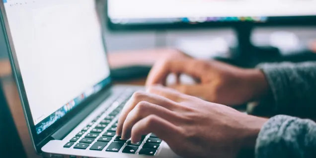 Mains tapant sur le clavier d'un ordinateur. Mains tapant sur le clavier d'un ordinateur