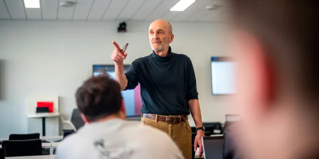 Executive MBA vs MBA Un enseignant en train de donner un cours à emlyon.