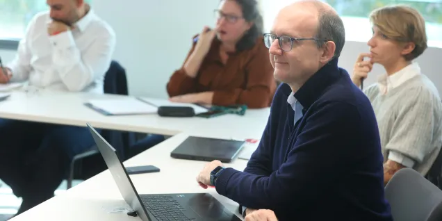 Des participants de l'Executive MBA en pleine séance de cours.