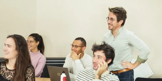 Le cours « Agir pour le climat » d’emlyon récompensé par AACSB Personnes écoutant un cours
