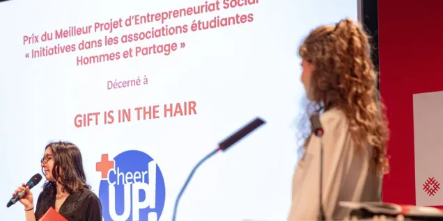 Prix de l’Entrepreneuriat Social 2023 : les initiatives étudiantes à impact distinguées personne parlant au micro