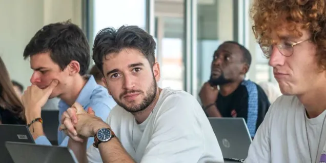 Attaché commercial : métier, missions, salaire et formations
