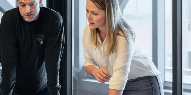 Dans un environnement commercial de plus en plus compétitif, la capacité d'une entreprise à réussir repose sur son agilité et l'optimisation de ses processus. Le sales enablement émerge comme une discipline stratégique essentielle, offrant aux équipes commerciales les outils, contenus et formations nécessaires pour améliorer leur efficacité.