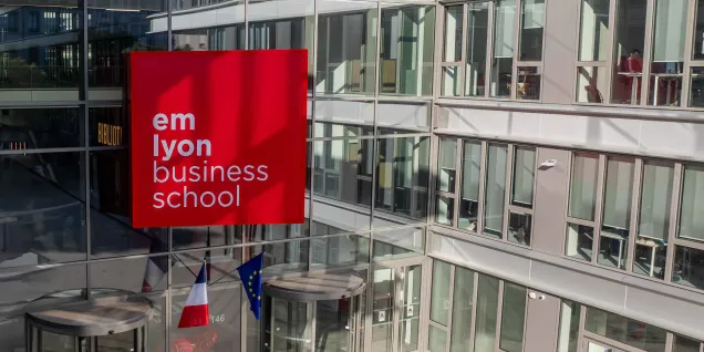 Vu aérienne de la façade d'emlyon business school