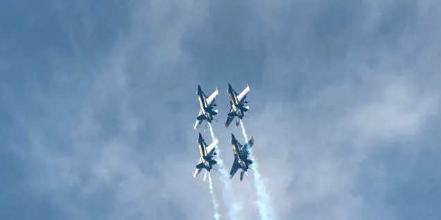 armee-de-l-air-et-de-l-espace Quatre avions de l'armée volent dans le ciel