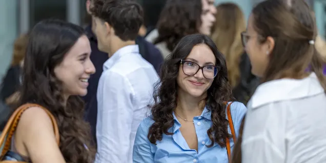 Some students of emlyon business school talking to each other outside the Lyon campus