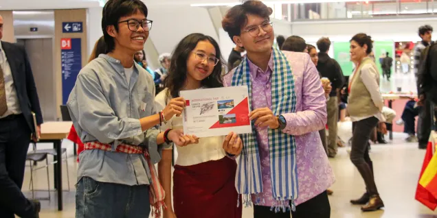 Des étudiants et étudiantes internationaux au campus d'emlyon business school de Lyon