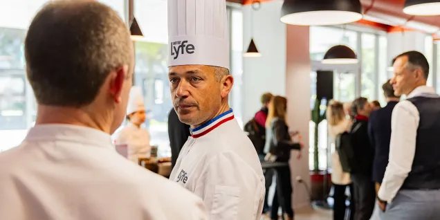 Un chef de &quot;La Table&quot; (Institut Lyfe) qui parle avec un collègue,