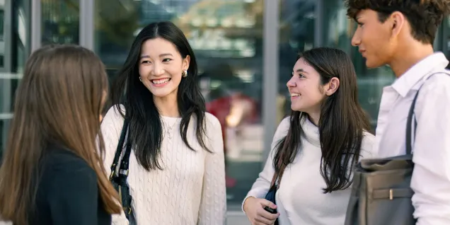 Des étudiants d'emlyon business school  devant l'entrée du campus de Lyon