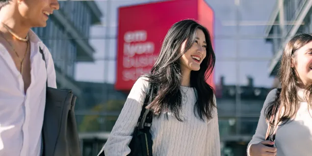 Des étudiantes et étudiants d'emlyon business school à l'entrée de l'École