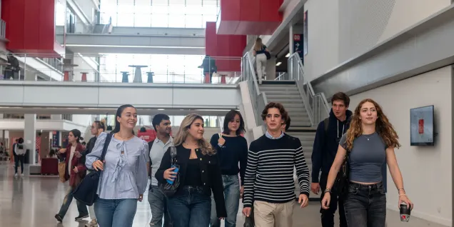 Des étudiants dans le campus de Lyon d'emlyon business school