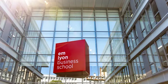 La façade du campus de Lyon d'emlyon business school