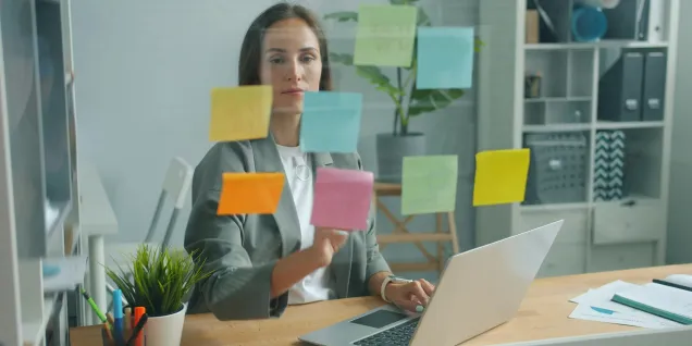 Une manager en train de travailler à son bureau, devant son ordinateur