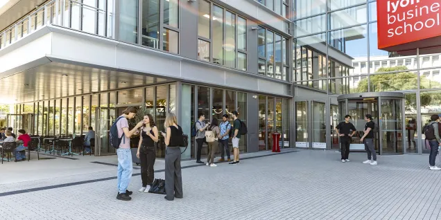 L'entrée Jean Jaurès du campus de Lyon - emlyon business school
