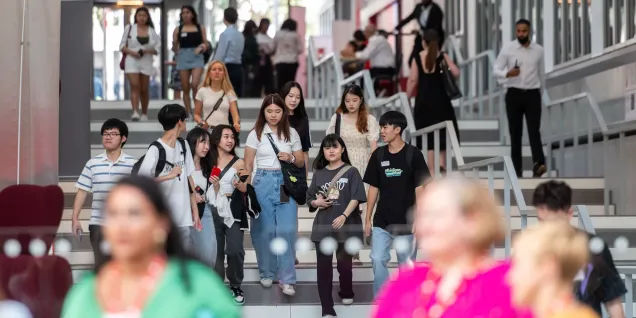 Des étudiantes et étudiants sur les escaliers de l'entrée sur Jean Jaurès, campus de Lyon - emlyon business school