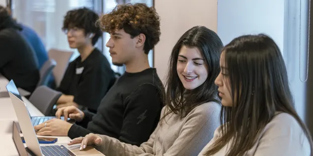Des étudiantes et étudiants du GBBA d'emlyon business school