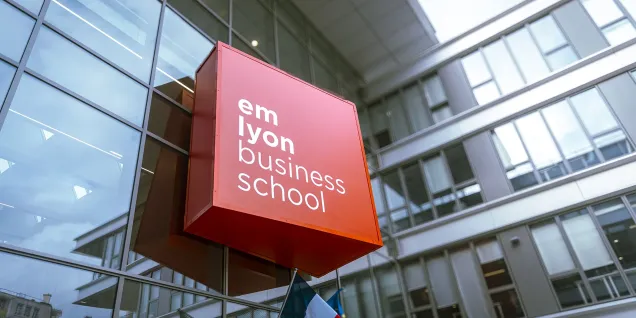 Le logo à l'entrée Jean Jaurès du campus de Lyon d'emlyon business school